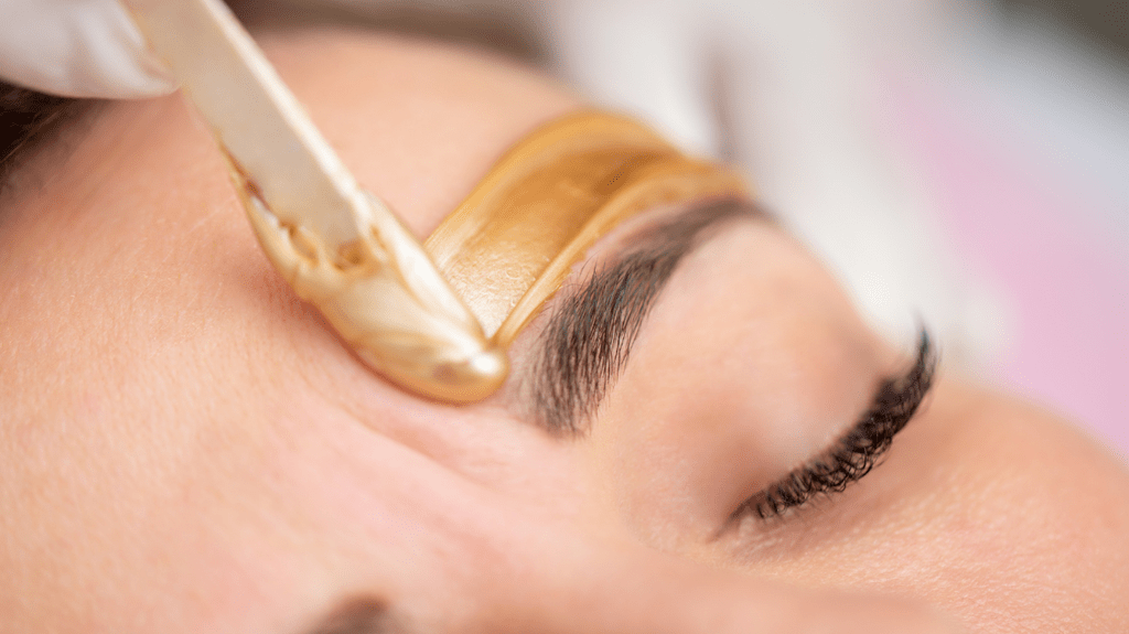 Regulacja brwi woskiem